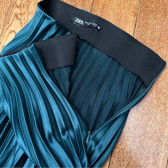 green satin pleated skirt - Picture 5 of 6